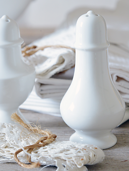 Salt / pepparströare vit porslin nr 2 shabby chic vintage  Jeanne d`arc living 