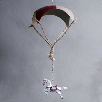 Karusellhäst häst flygande med fallskärm shabby chic lantlig stil