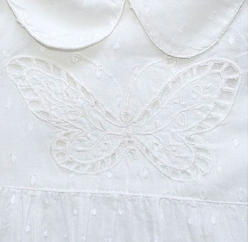 Ljuvlig vit barnklänning klänning broderad fjärilar lantlig stil shabby chic
