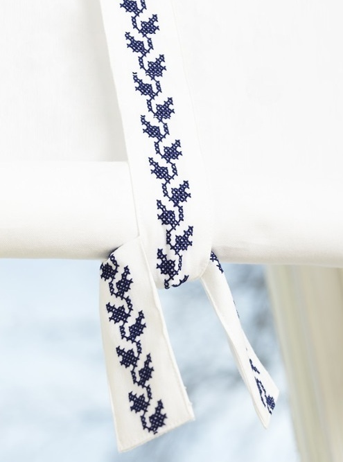 Hissgardin Albertina vit blå marinblå broderi Nyblom & Kollén