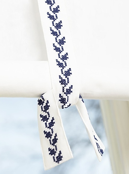 Hissgardin Albertina vit blå marinblå broderi Nyblom & Kollén