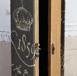 Boklåda bokgömma Vinbox krona gammaldags text shabby chic lantlig stil