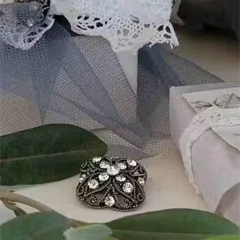 Brosch antiksilver-färg vintage-stil Jeanne d'Arc Living shabby chic lantlig stil
