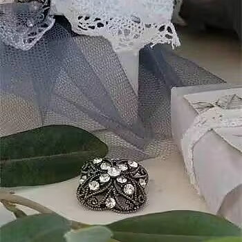 Brosch antiksilver-färg vintage-stil Jeanne d'Arc Living shabby chic lantlig stil