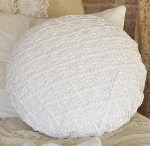 Handvirkat runt vitt kuddfodral Spindel Jeanne d´Arc Living romantiskt shabby chic lantlig stil
