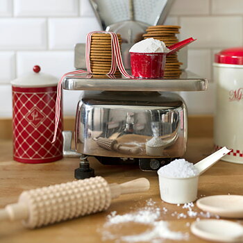Vit skopa i emalj shabby chic lantlig stil Gårdsromantik