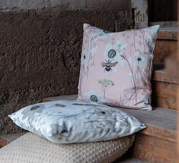 Kuddfodral Humla på sommaräng rosa lantlig stil Gårdsromantik  