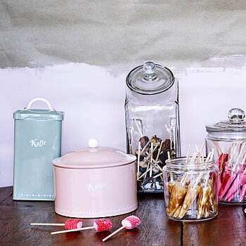 Gammaldags plåtburk Kakor rosa emalj vit knopp retro lantlig stil shabby chic lantstil Gårdsromantik