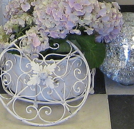 Vit smidesburk rosengömma shabby chic lantlig stil