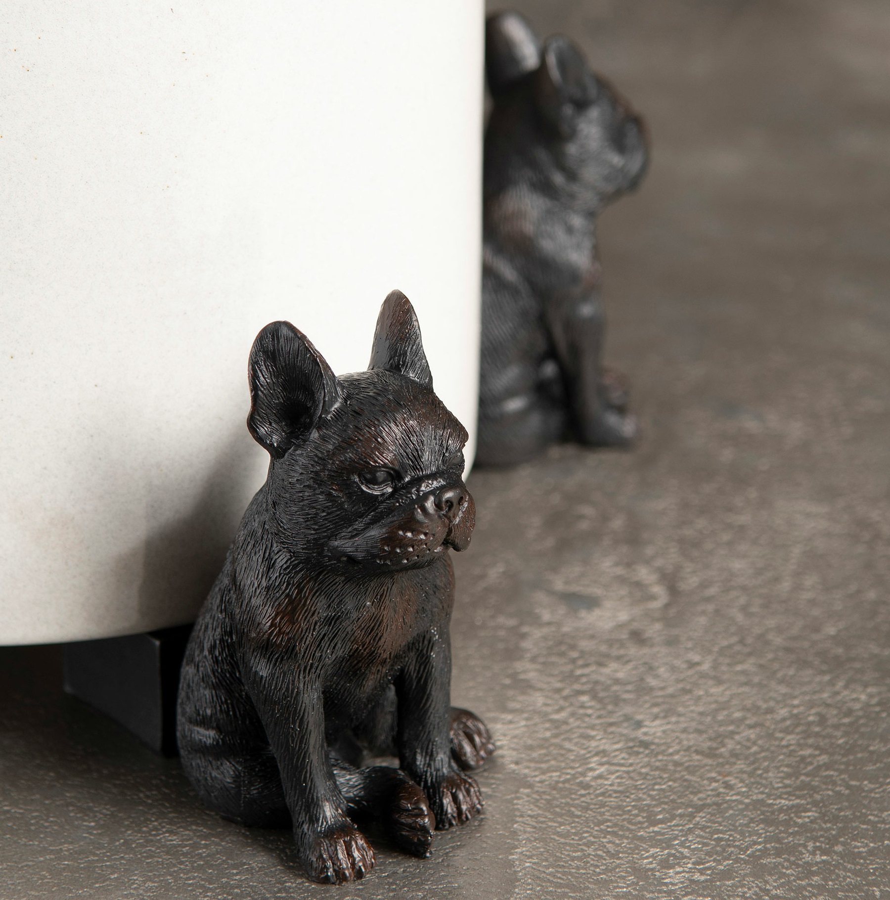 Krukfot Hund Bulldog lantlig stil Gårdsromantik