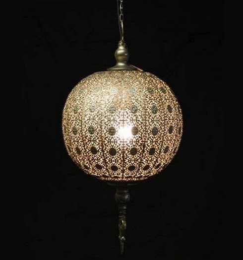 Rund stor silverfärgad taklampa bollampa orient genombrutet spetsmönster