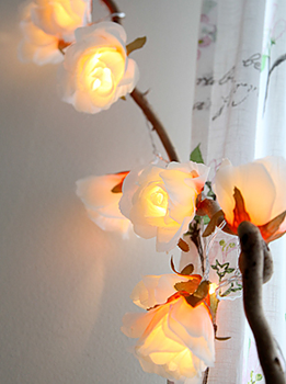 Ljusslinga vita rosor rosslinga med batteri timer shabby chic lantlig stil Gårdsromantik