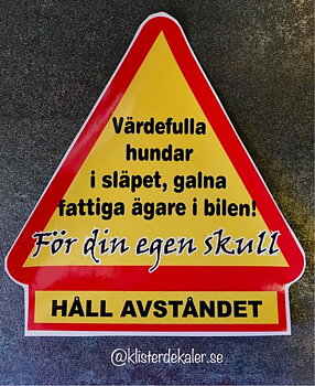 Varningstriangel Värdefulla hundar i släpet och galna ägare