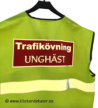 Reflexväst Trafikövning Unghäst med röd bakgrund