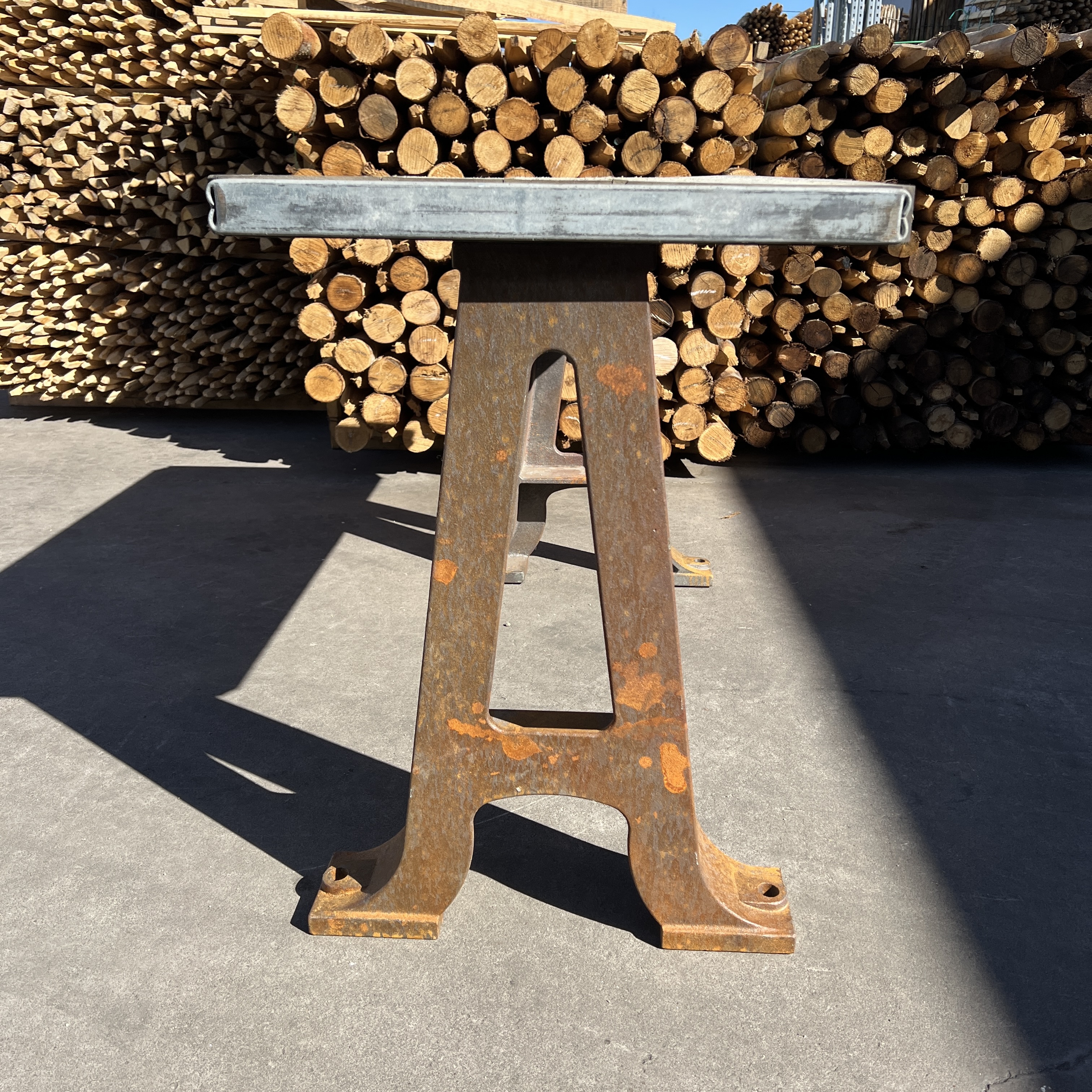 Vintage Planteringsbord 175 x 65 cm – Gjutjärnsben & Träskiva från stenfabrik  - 7