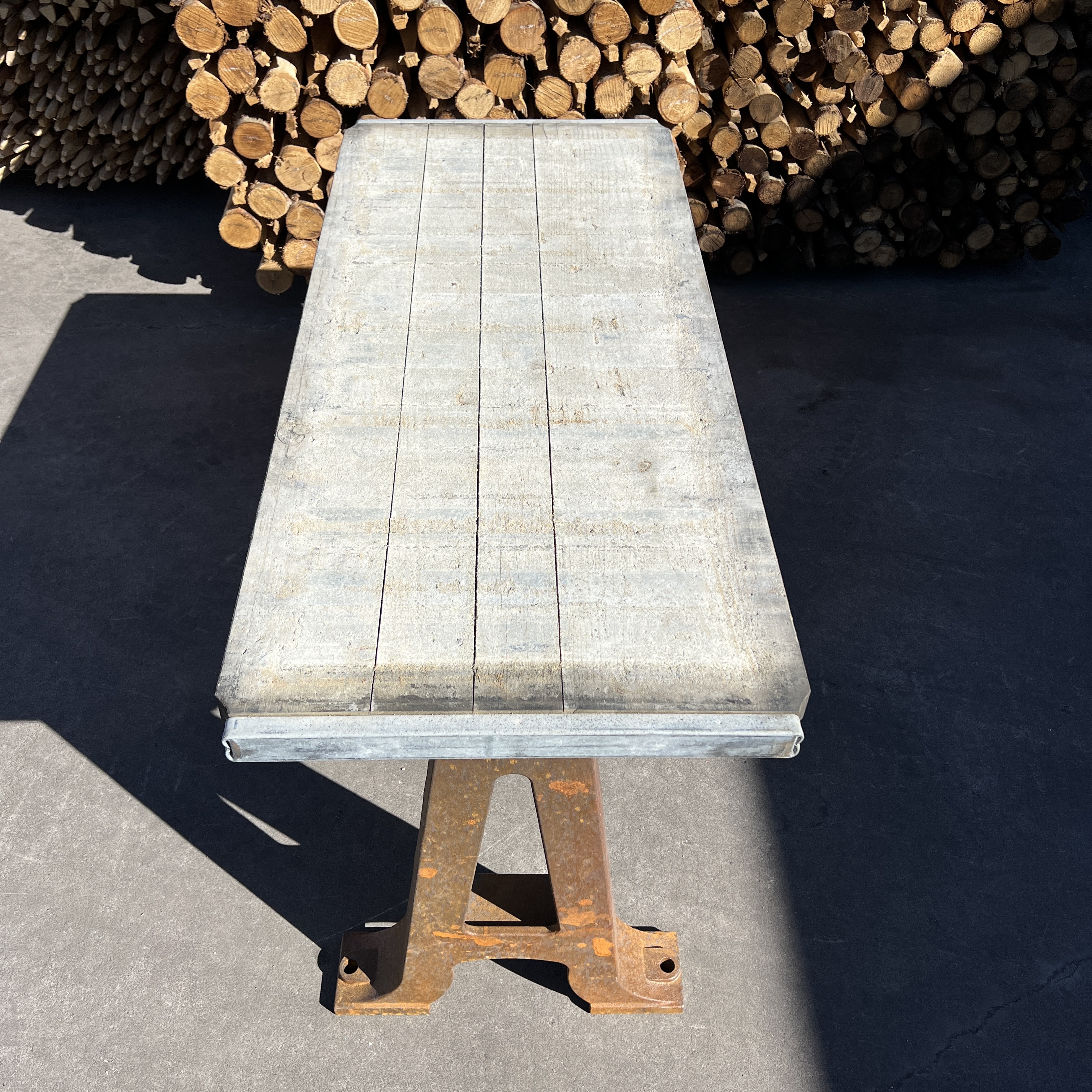 Vintage Planteringsbord 175 x 65 cm – Gjutjärnsben & Träskiva från stenfabrik 