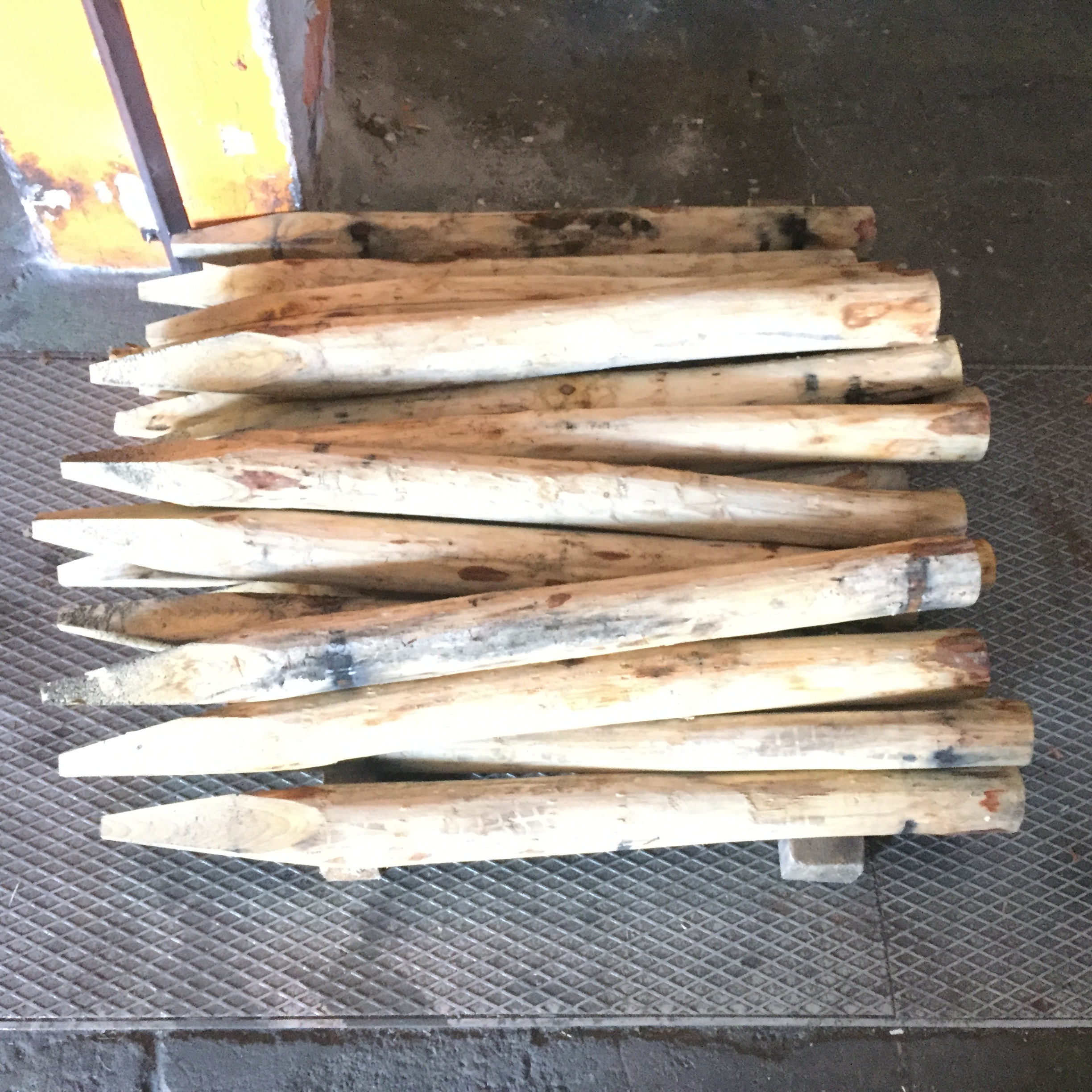 Kastanjestolpe L120 cm Ø 8-10 cm skalad & spetsad (A+)
