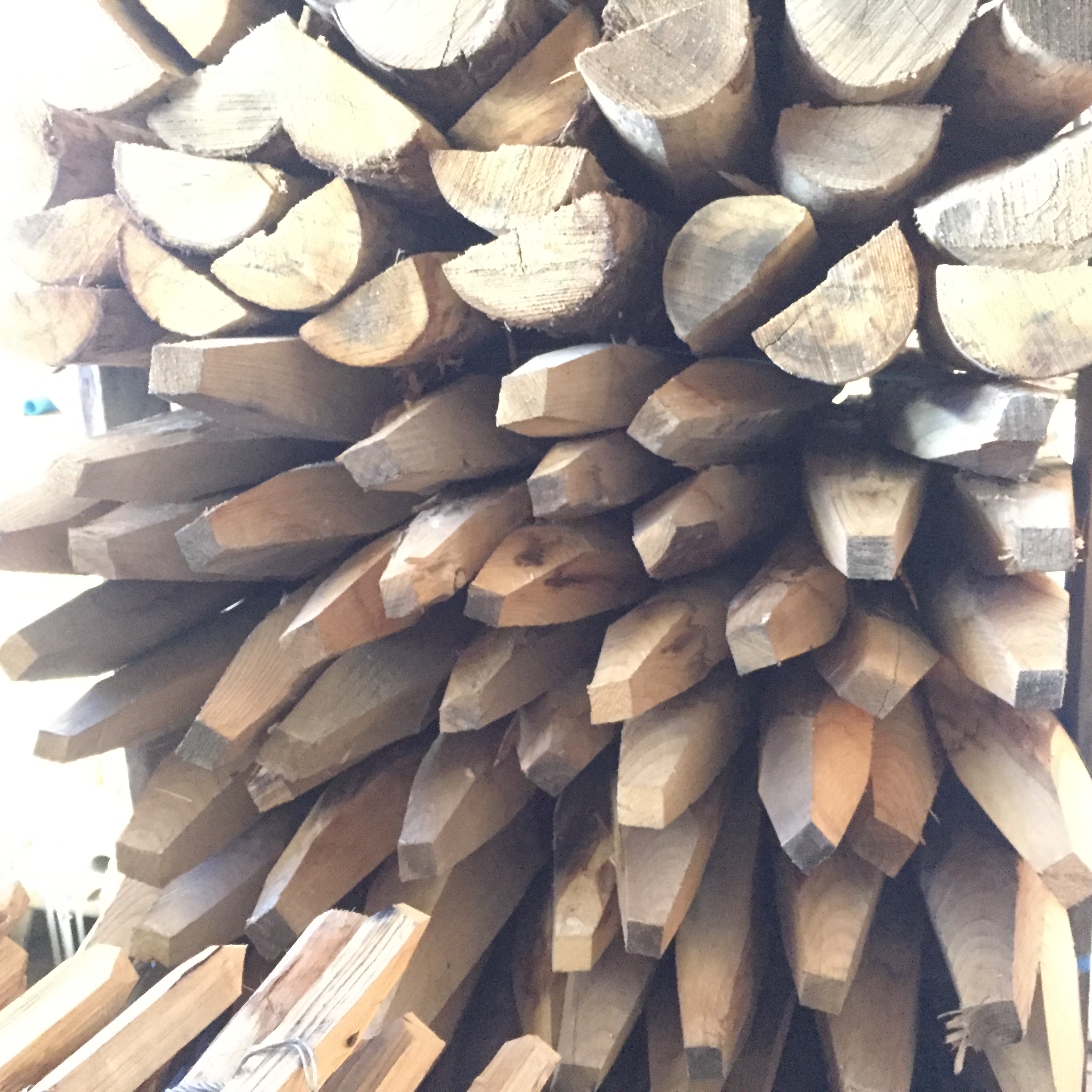 Kastanjestolpar längd 180 cm diam: 6/12, kluvna, skalade och spetsade