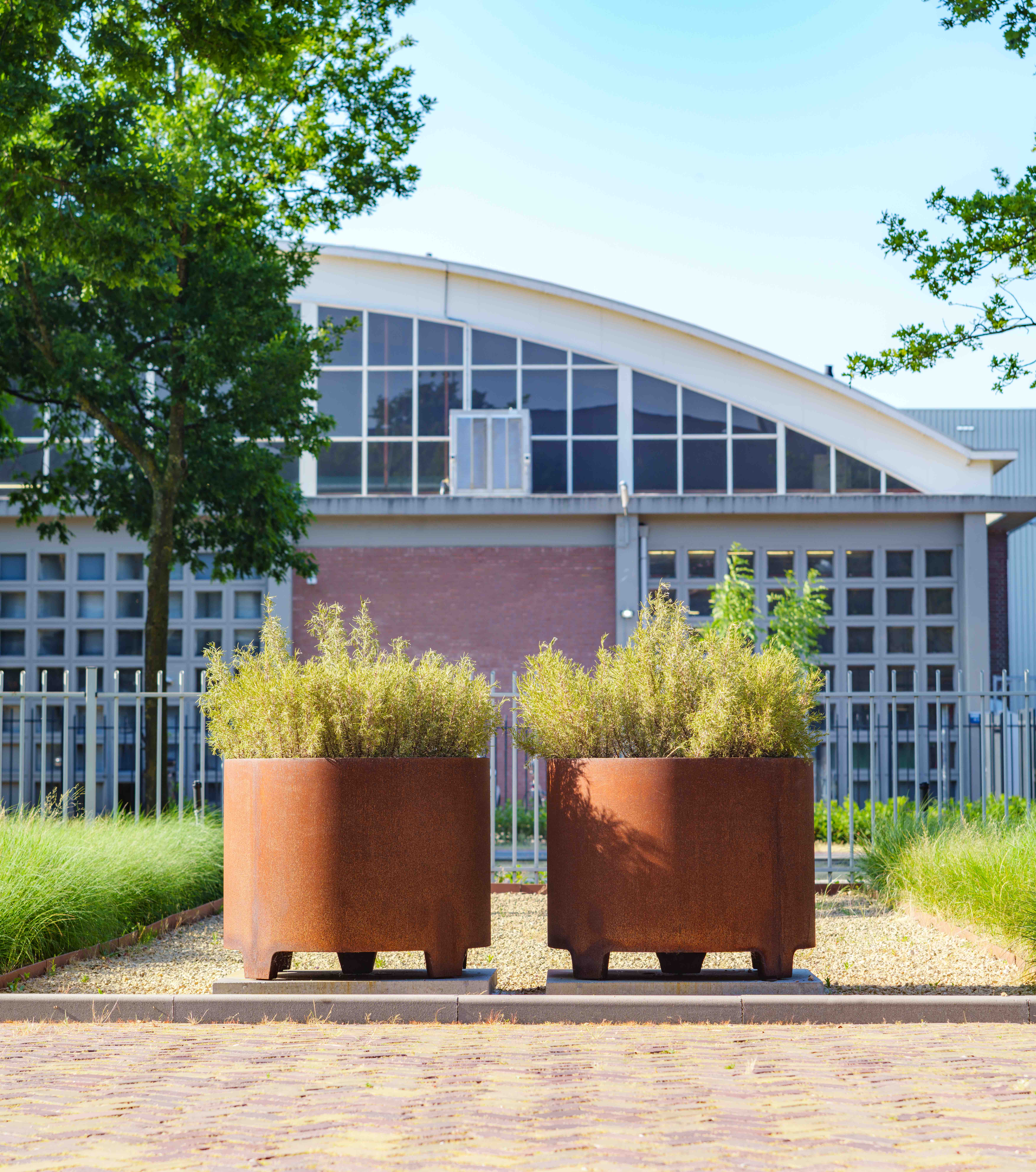 Planter  -  CIRCUM with legs