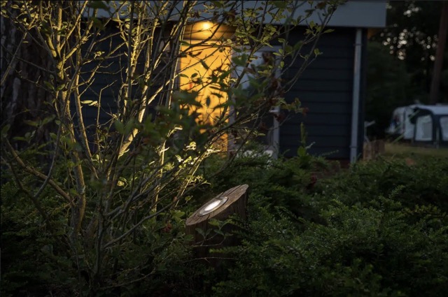Gångbelysning Uplight BASSO Timberlab  - av massiv trä