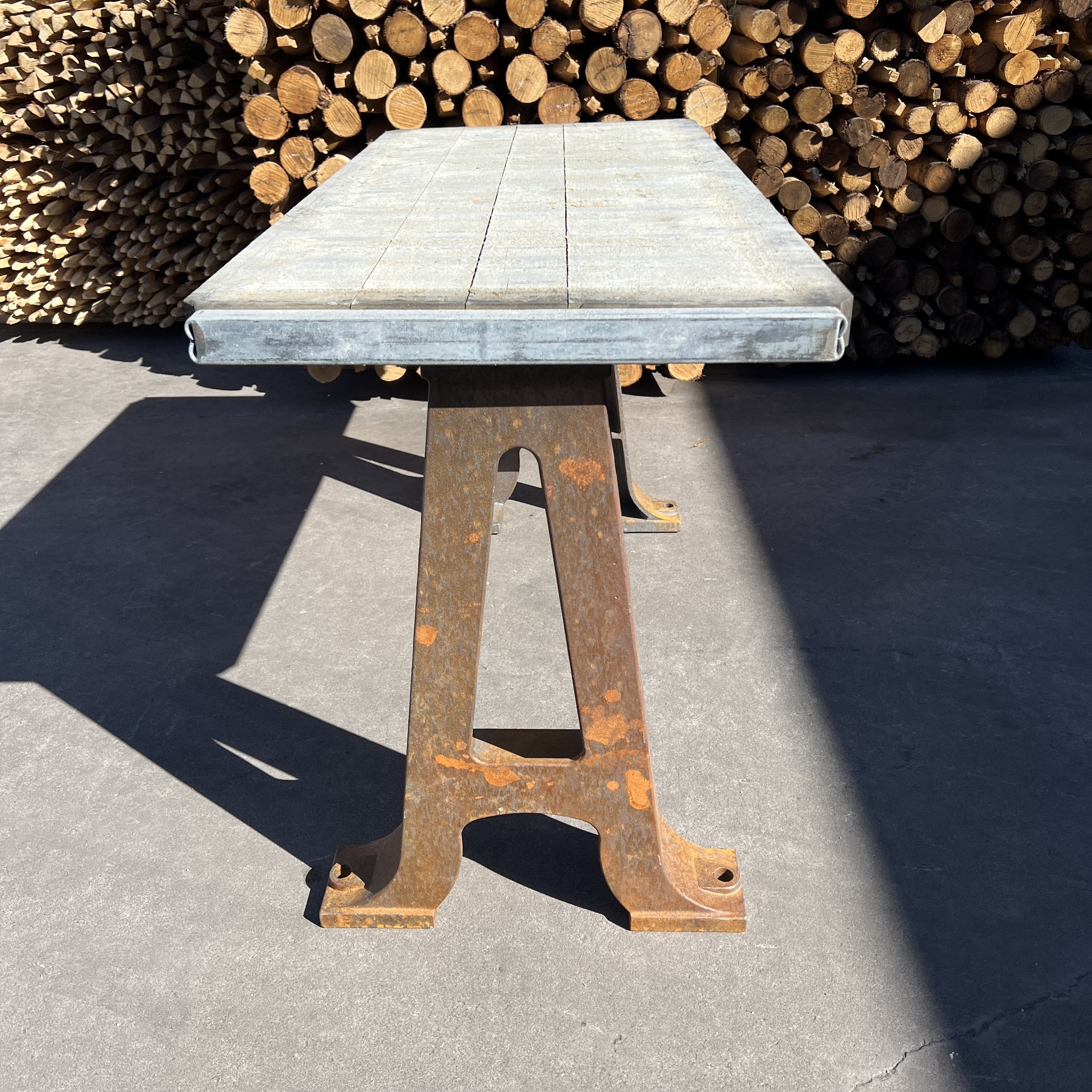 Vintage Planteringsbord 140 x 65 cm – Gjutjärnsben & Träskiva från stenfabrik
