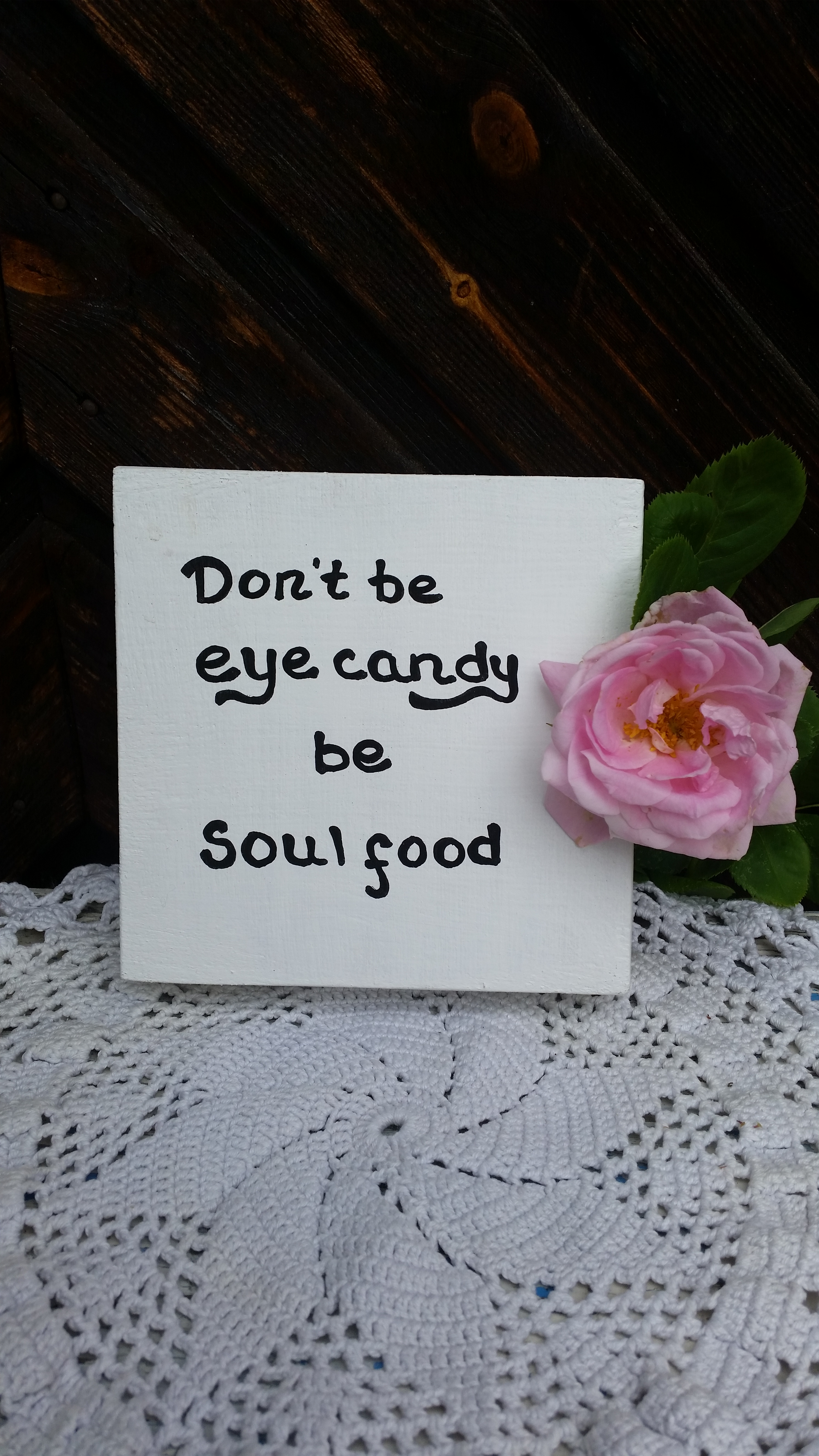 Tavla i trä, Don´t be eye candy be soul food, 15x15x4 cm