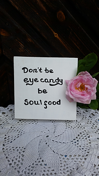 Tavla i trä, Don´t be eye candy be soul food, 15x15x4 cm