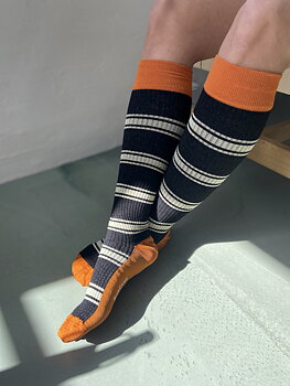 Stribede bambusstøttestrømper i sort/orange