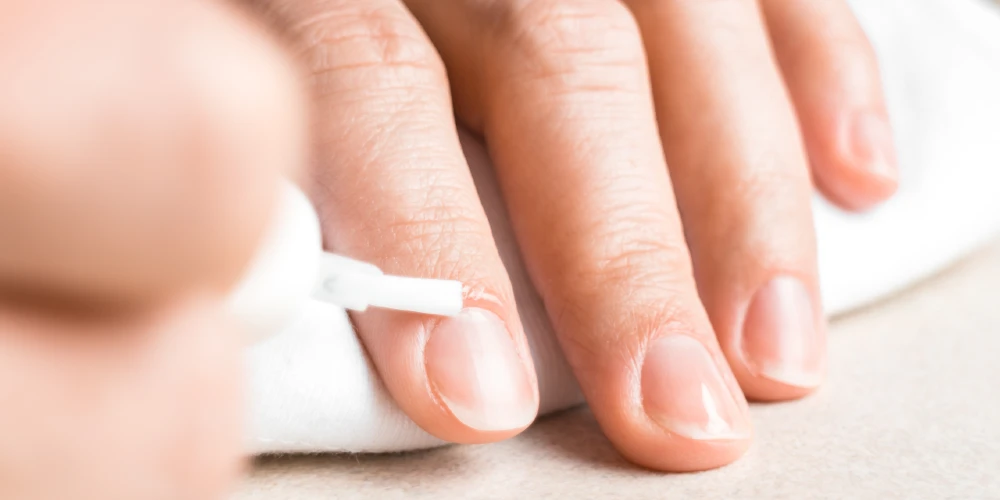 Behandla torra nagelband