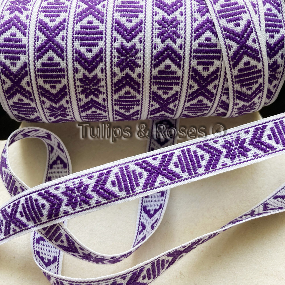 Traditionellt allmogeband 15 mm lila på vitt 1068-29