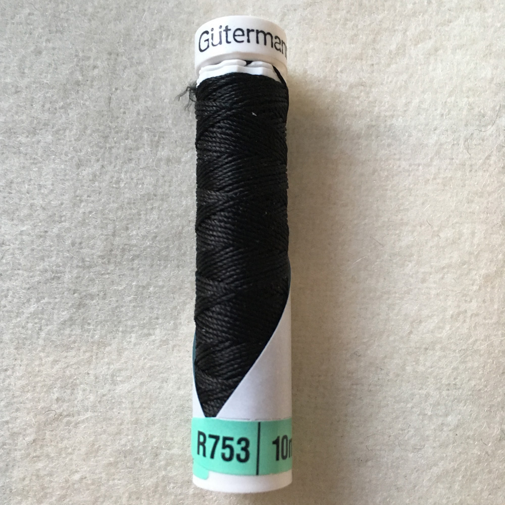 Natursilke  Gütermann R 753  svart 000 Tvinnad, stark tråd av natursilke. 