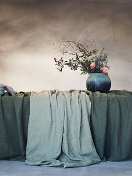 Bordsduk i tvättat linne, Avocado 145x300, från Lovely Linen