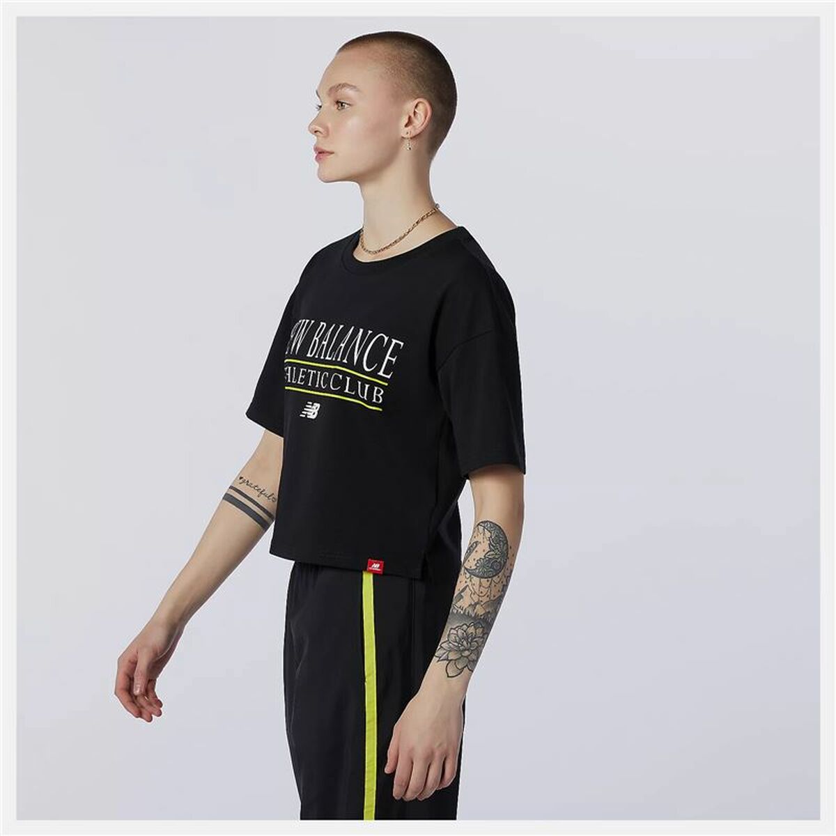 T-shirt med kortärm Dam New Balance Essentials Athletic Club Boxy Svart - 3