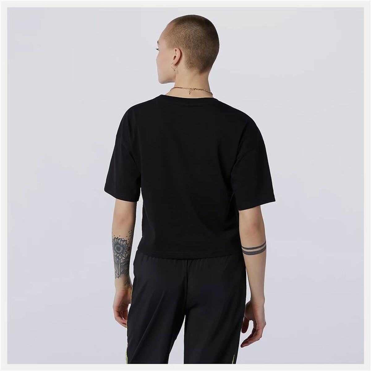 T-shirt med kortärm Dam New Balance Essentials Athletic Club Boxy Svart - 2