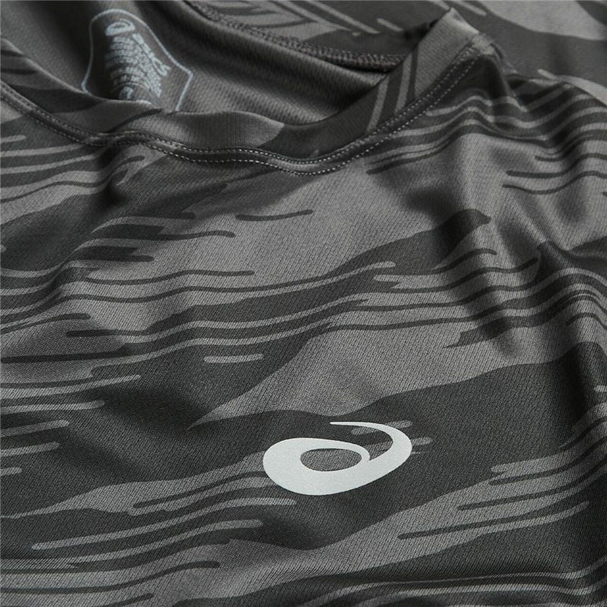 T-shirt med kortärm Herr Asics All Over Print Svart - 11