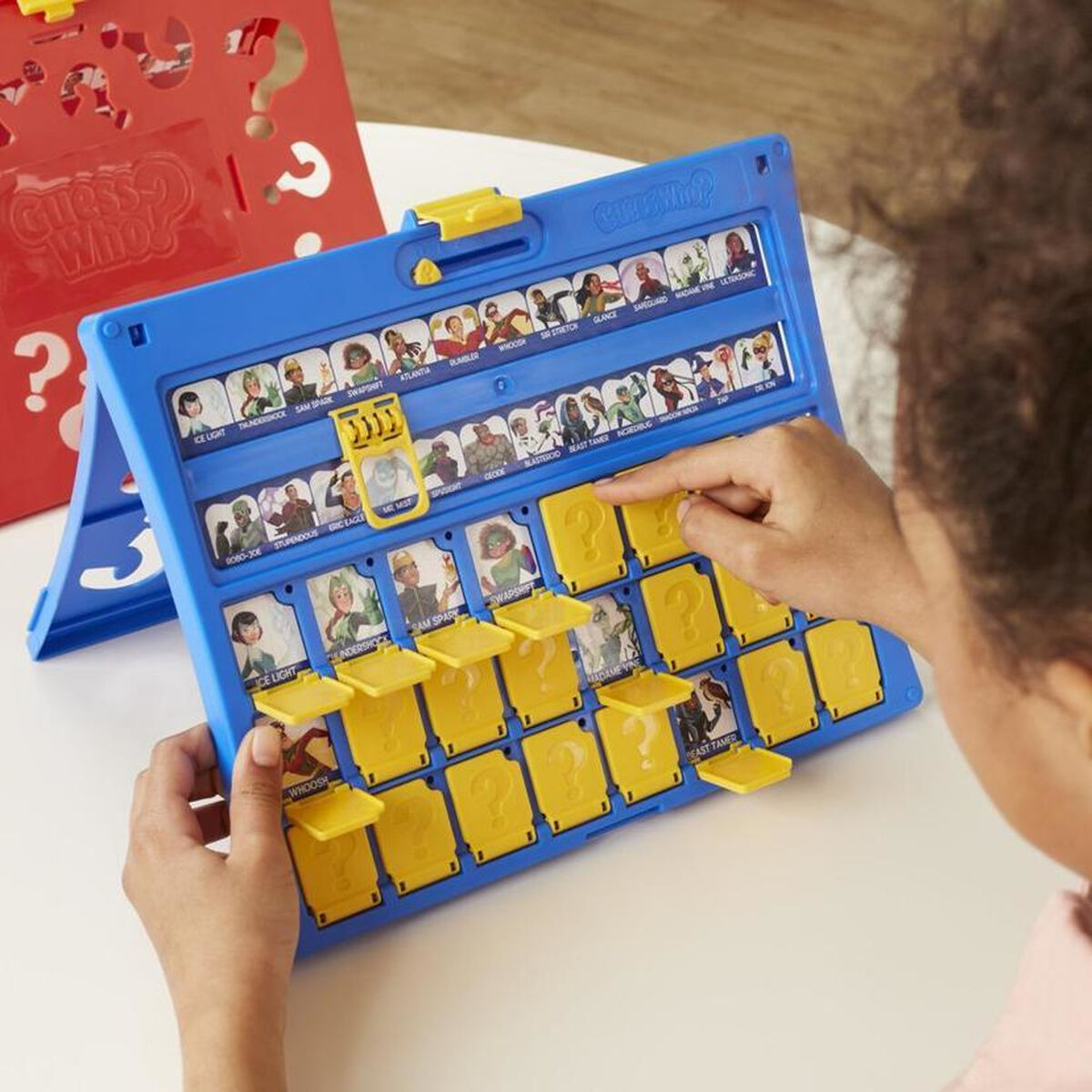 Vem där Hasbro F6105101 (FR) - 6
