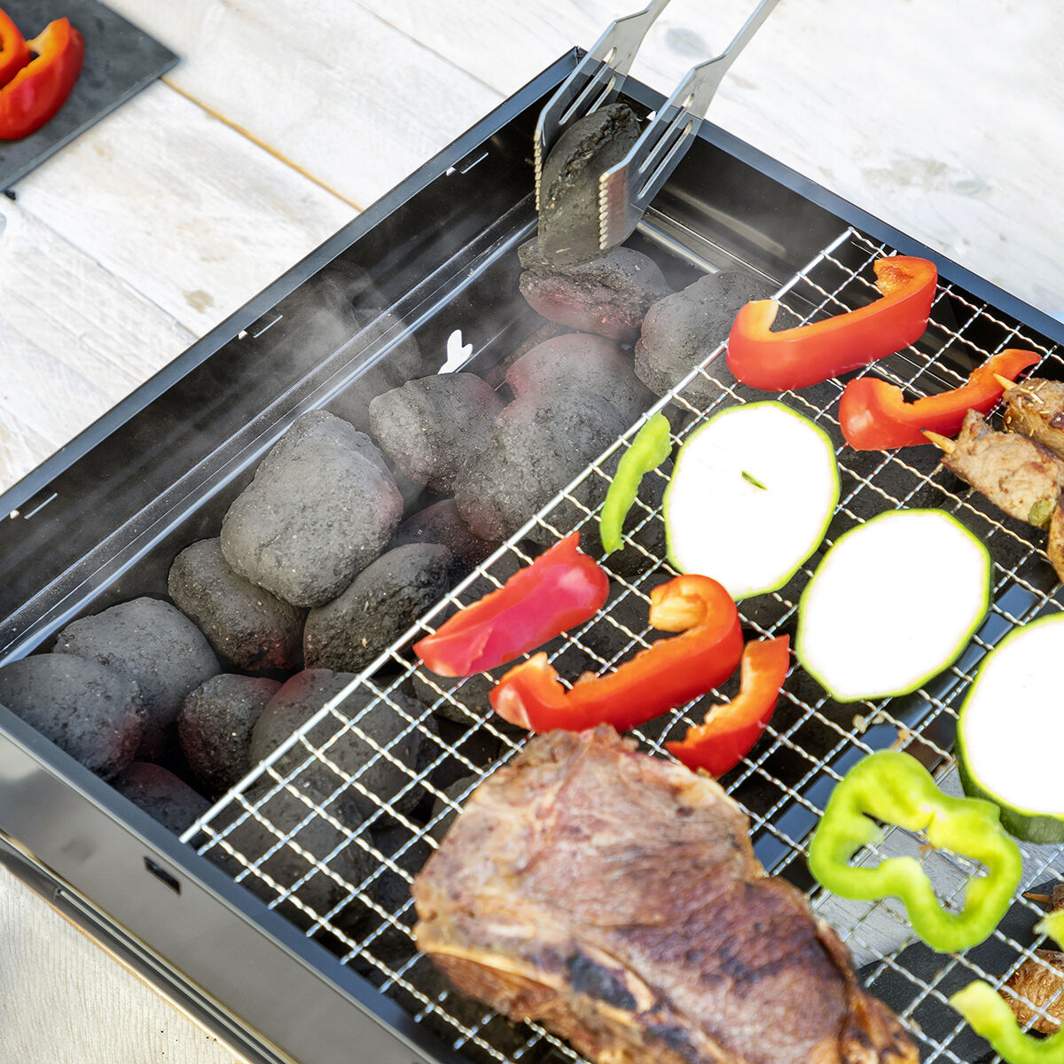 Hopfällbar bärbar kolgrill för användning med träkol BearBQ InnovaGoods - 11