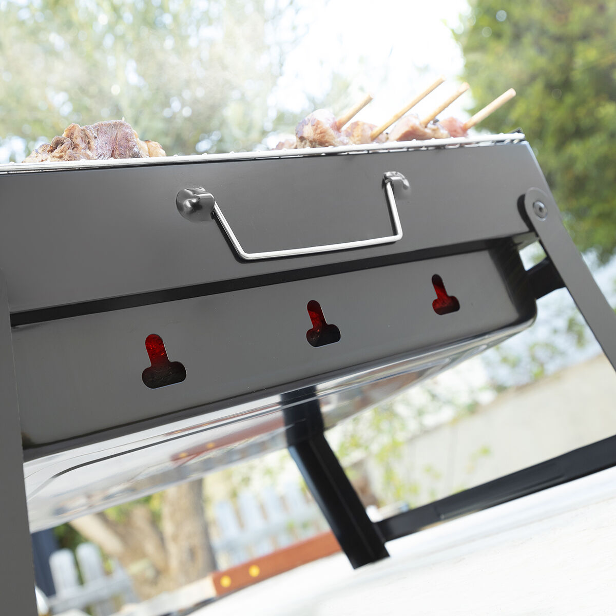 Hopfällbar bärbar kolgrill för användning med träkol BearBQ InnovaGoods - 3