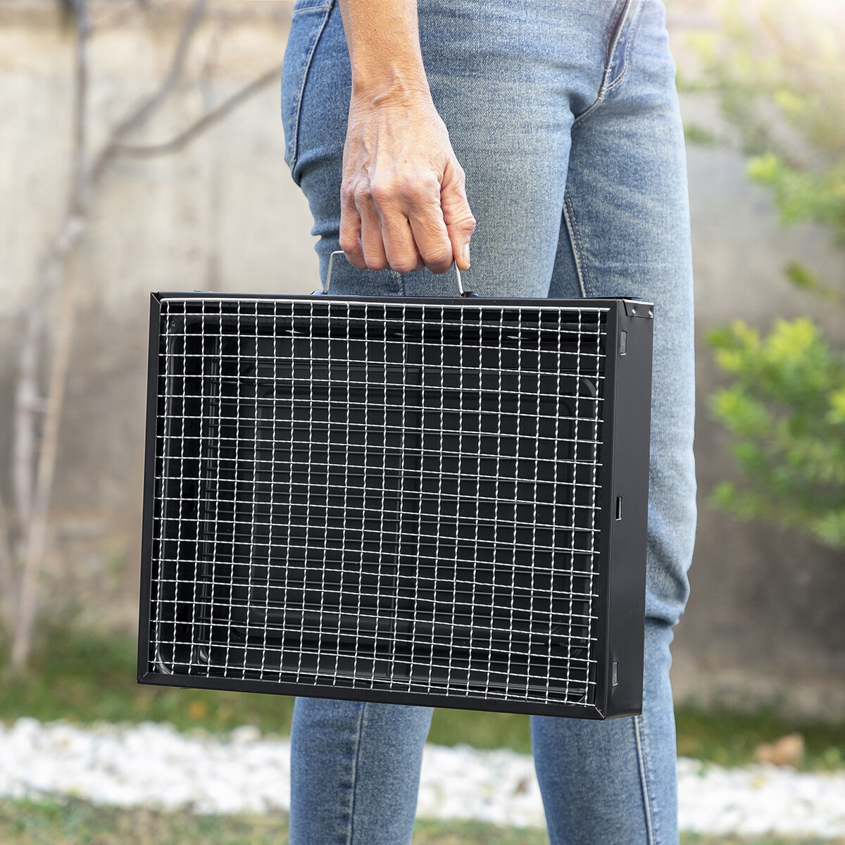 Hopfällbar bärbar kolgrill för användning med träkol BearBQ InnovaGoods - 2