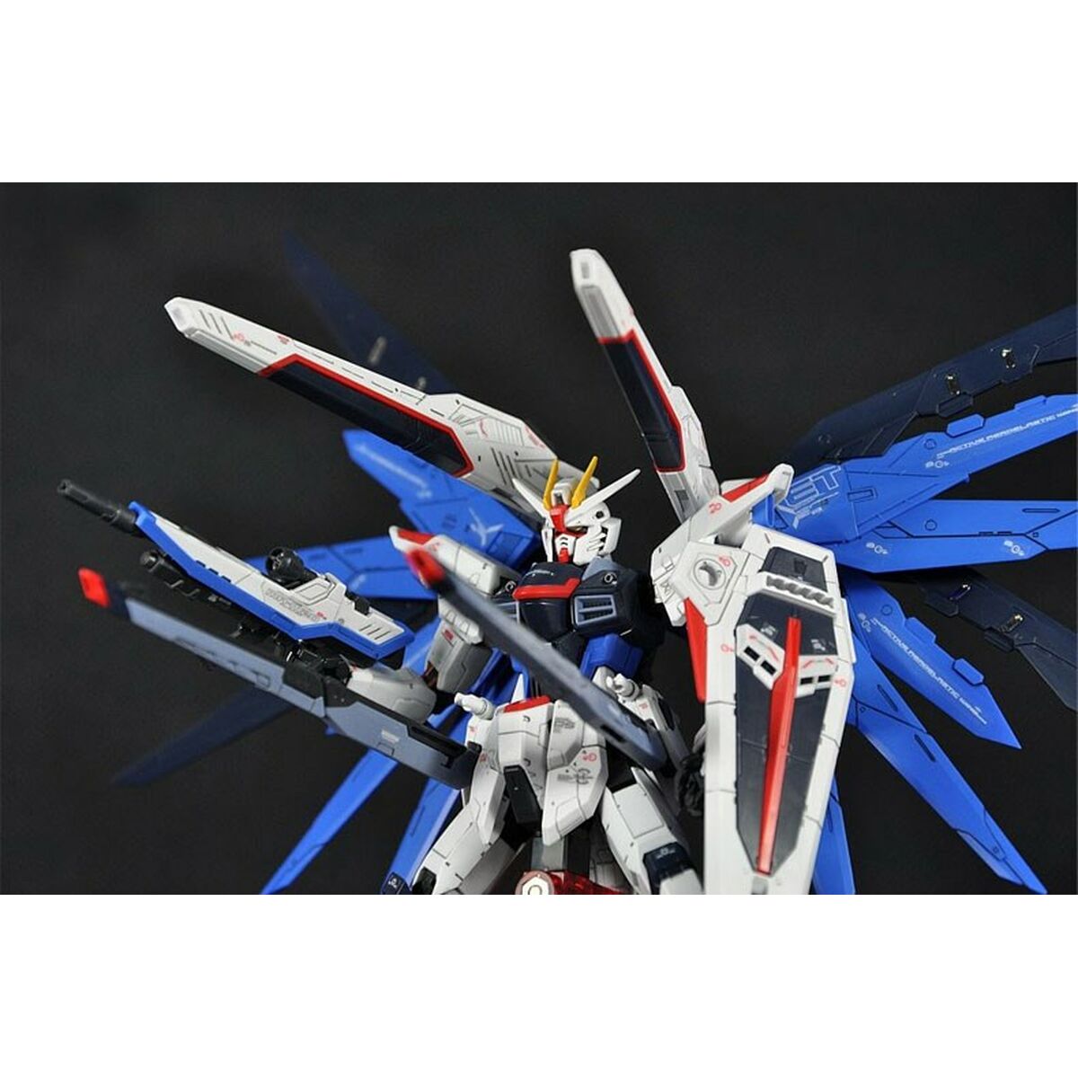 Prydnadsfigur Bandai FREEDOM GUNDAM - 6