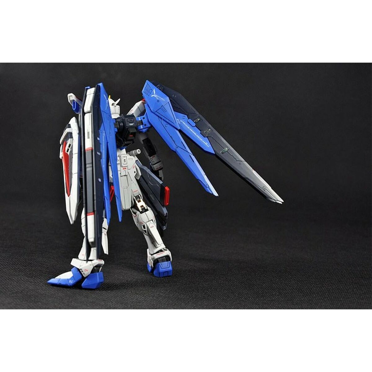 Prydnadsfigur Bandai FREEDOM GUNDAM - 4
