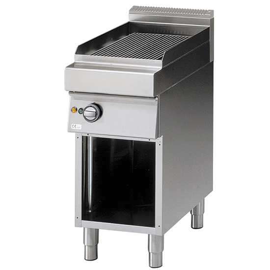 Elektrisk grill på öppna skåp