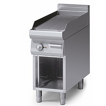 Elektrisk grillpanna på öppna skåp, räfflade förkromad platta