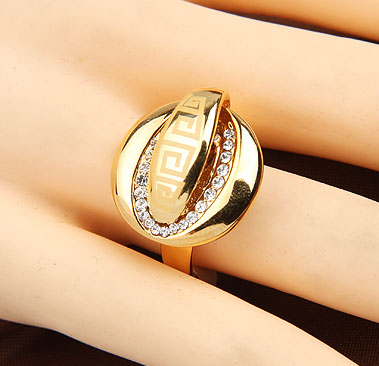 Fashion Alloy Rhinestone Surface Twisted Band Ring