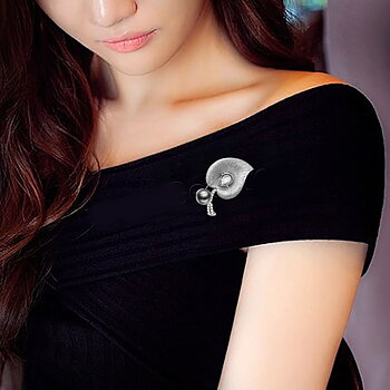 Brooch   Pin Maple Leaf 