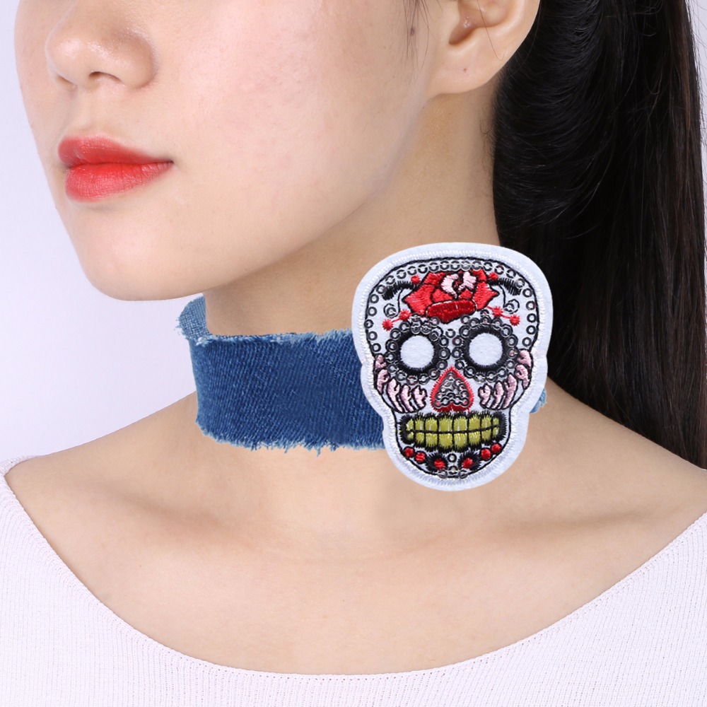 Halsband choker blå jeans SKALLE - 2