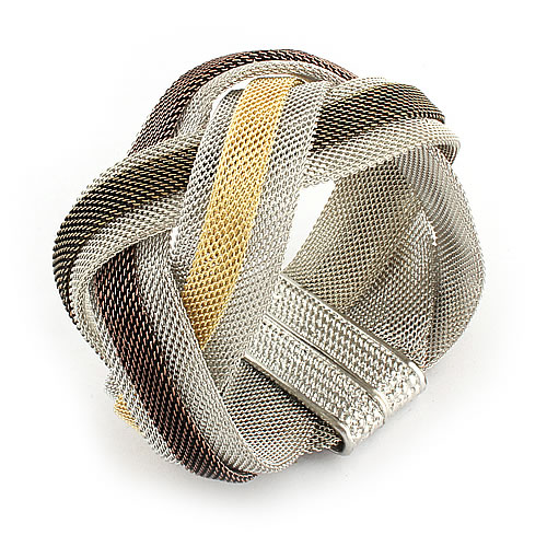 Bracelet with magnet