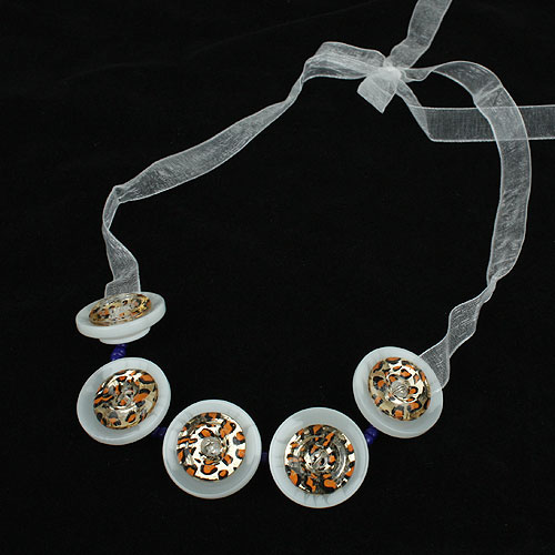 Halsband av knappar