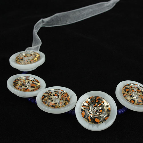 Halsband av knappar - 3