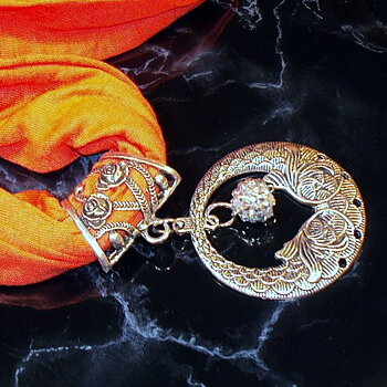 Halsduk med smycken